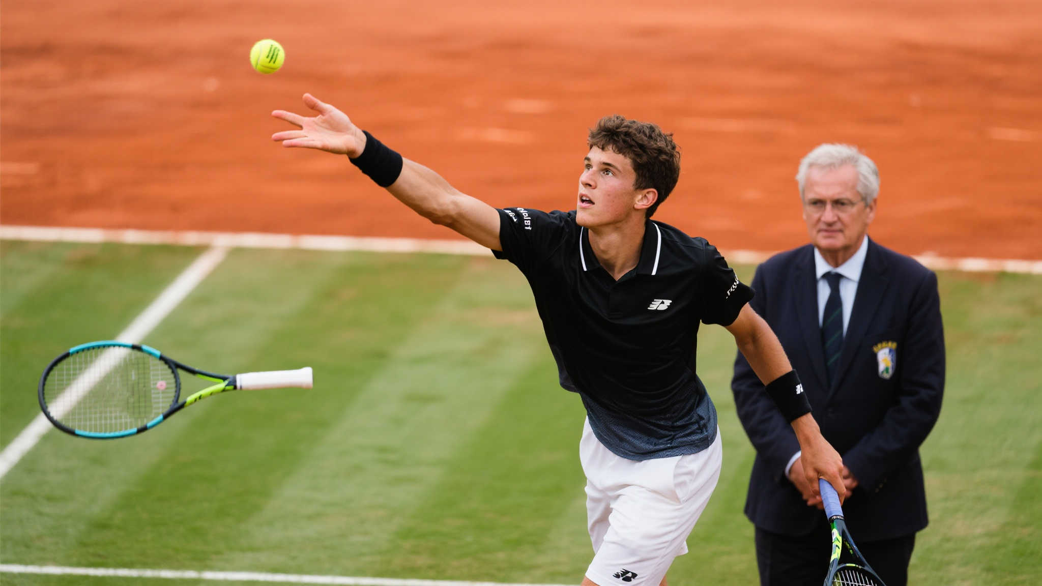 阿尔卡拉斯夺得女王杯网球赛男单桂冠